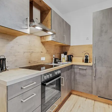 Frisch Renovierte - Zentral/ruhig/modern Apartment *