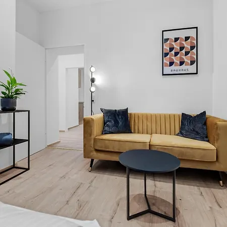 Frisch Renovierte - Zentral/ruhig/modern *